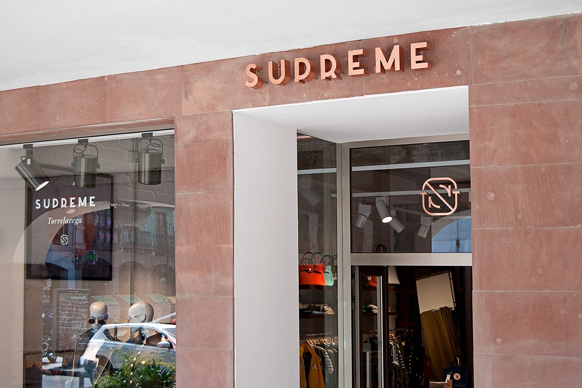 深圳品牌設計  深圳品牌策劃  Supreme服裝品牌形象設計  店鋪設計
